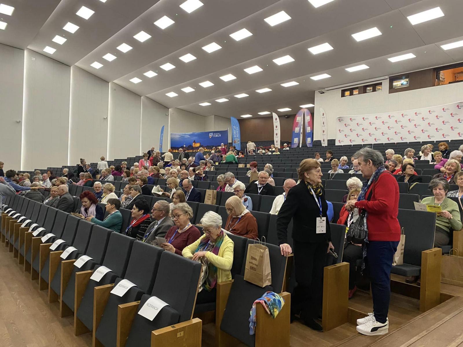 sala aula ludzie siedzący