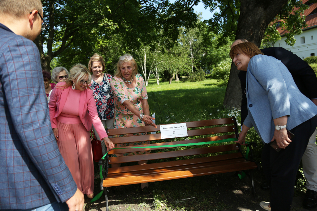 odsłonięcie ławeczki seniorów osoby trzymają wstęgę