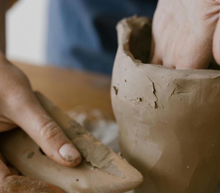 ręce lepiące w glinie warsztaty ceramiczne