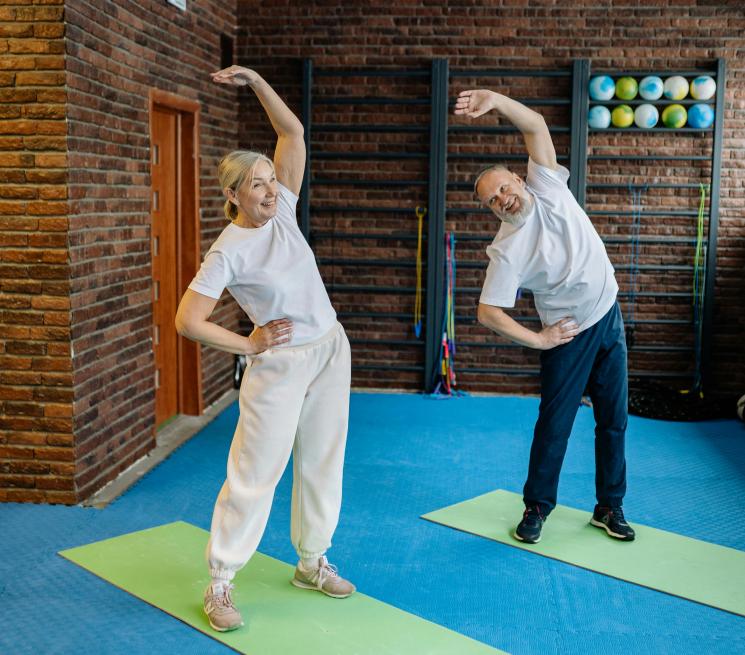 para seniorów gimnastykuje się na macie