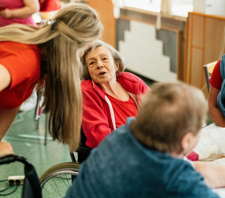 opiekun wraz z grupą seniorów w podczas zajęć