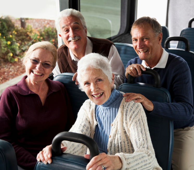 zdjęcie czworo seniorów siedzi w autobusie