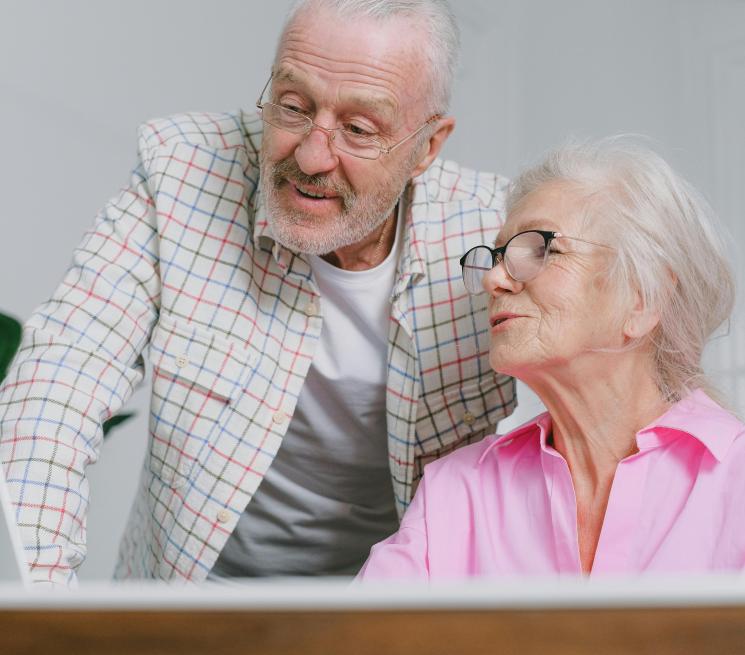 zdjęcie para seniorów ogląda coś na laptopie