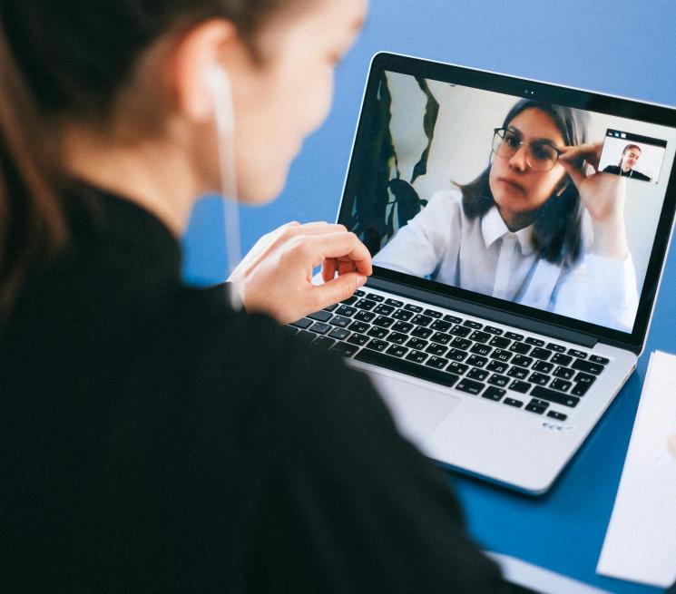 zdjęcie kobieta przed laptopem bierze udział w szkoleniu online