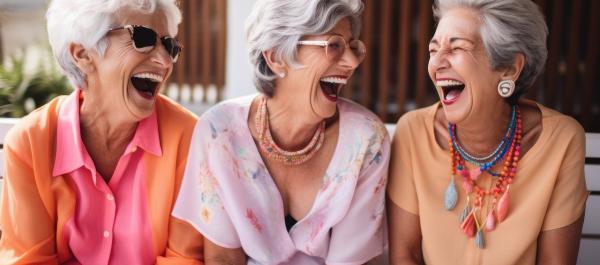 trzy starsze kobiety seniorki uśmiech radość cieszyć się 