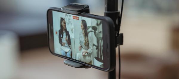 telefon na statywie na ekranie nagrywanie rozmowy dwóch kobiet