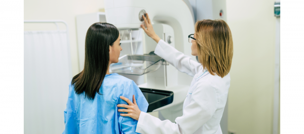 lekarka wykonuje badanie mammograficzne pacjentce