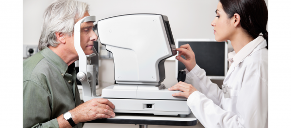 lekarka wykonuje starszemu mężczyźnie komputerowe badanie wzroku