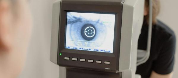 okulista bada komputerowo wzrok kobiety 