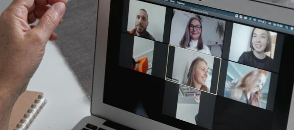 zdjęcie laptopa na ekranie miniaturki osób na kamerkach szkolenie online