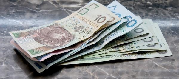 zdjęcie na stole leży kilka polskich banknotów