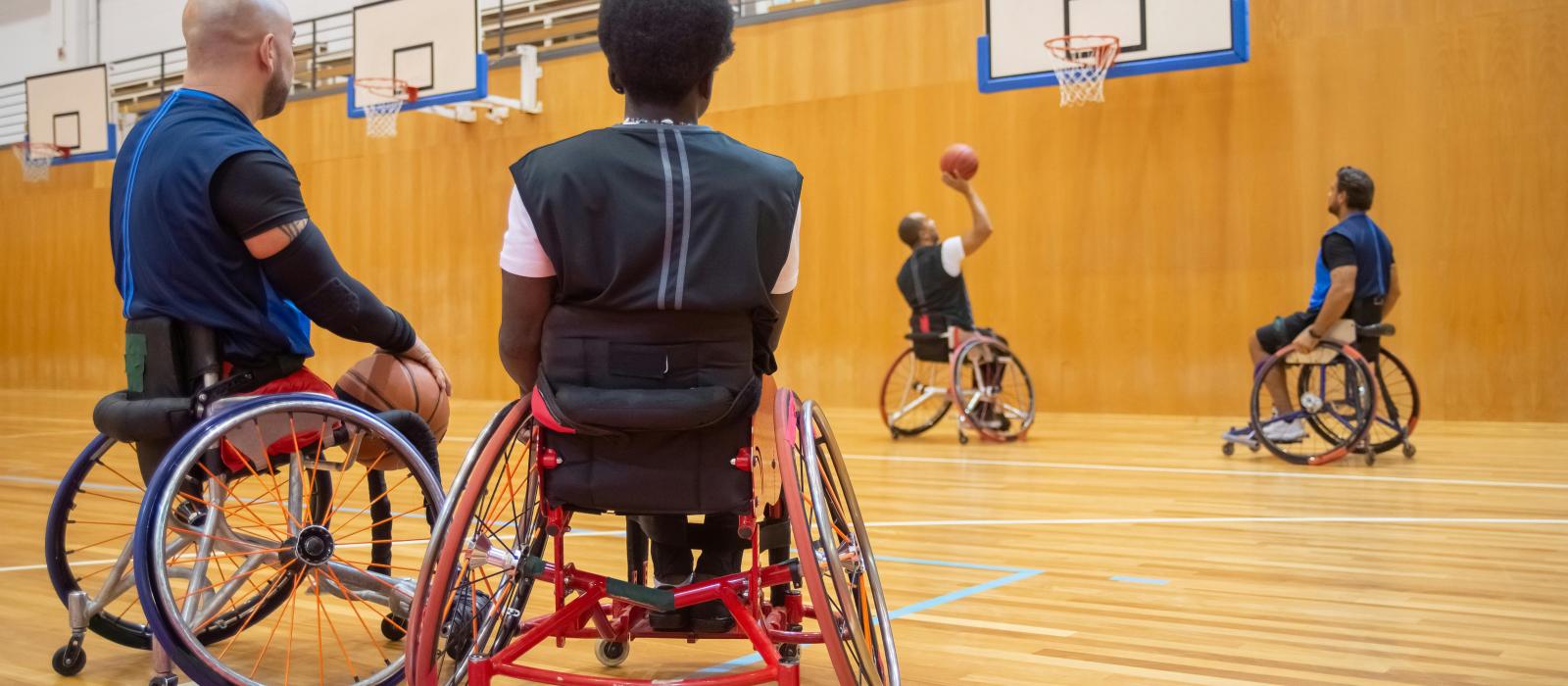 mężczyźni na wózkach inwalidzkich granie w koszykówkę