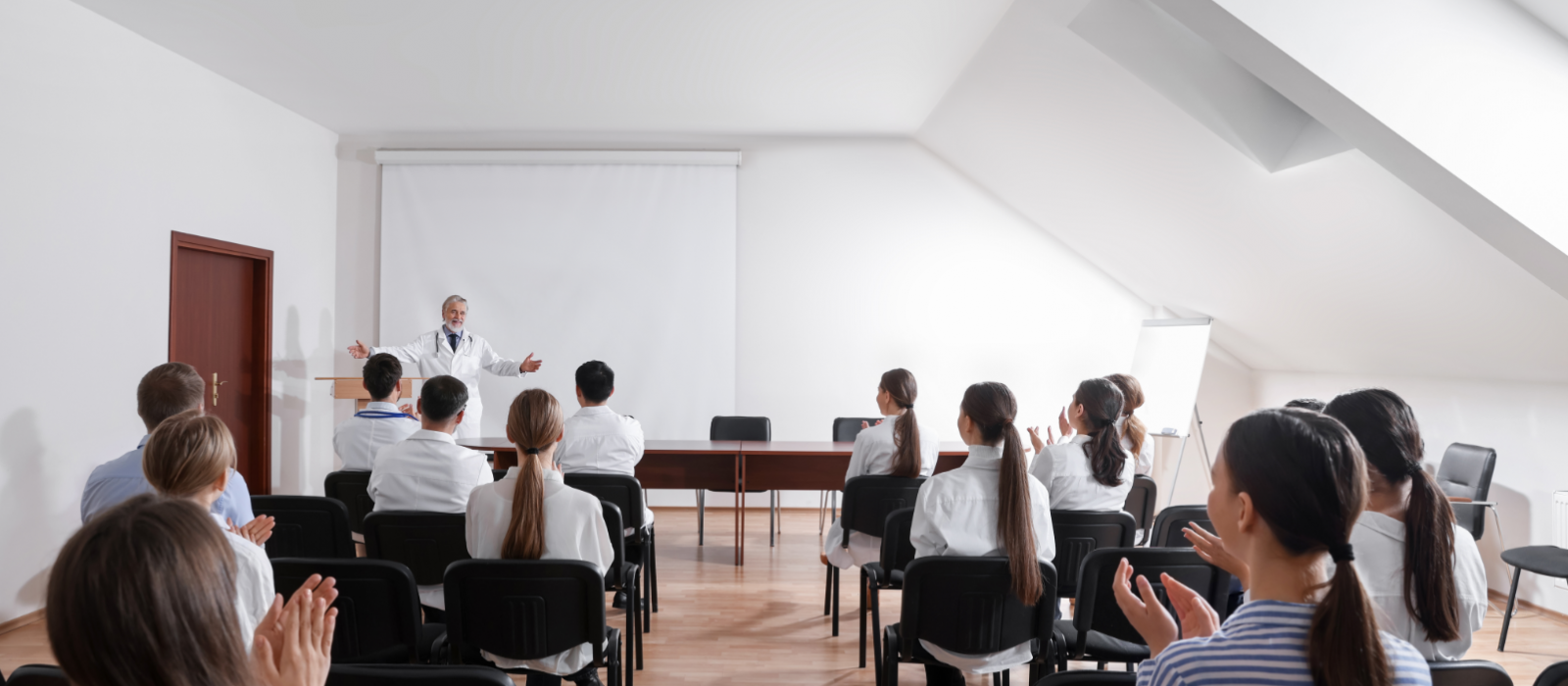 sala konferencja widok tyłem