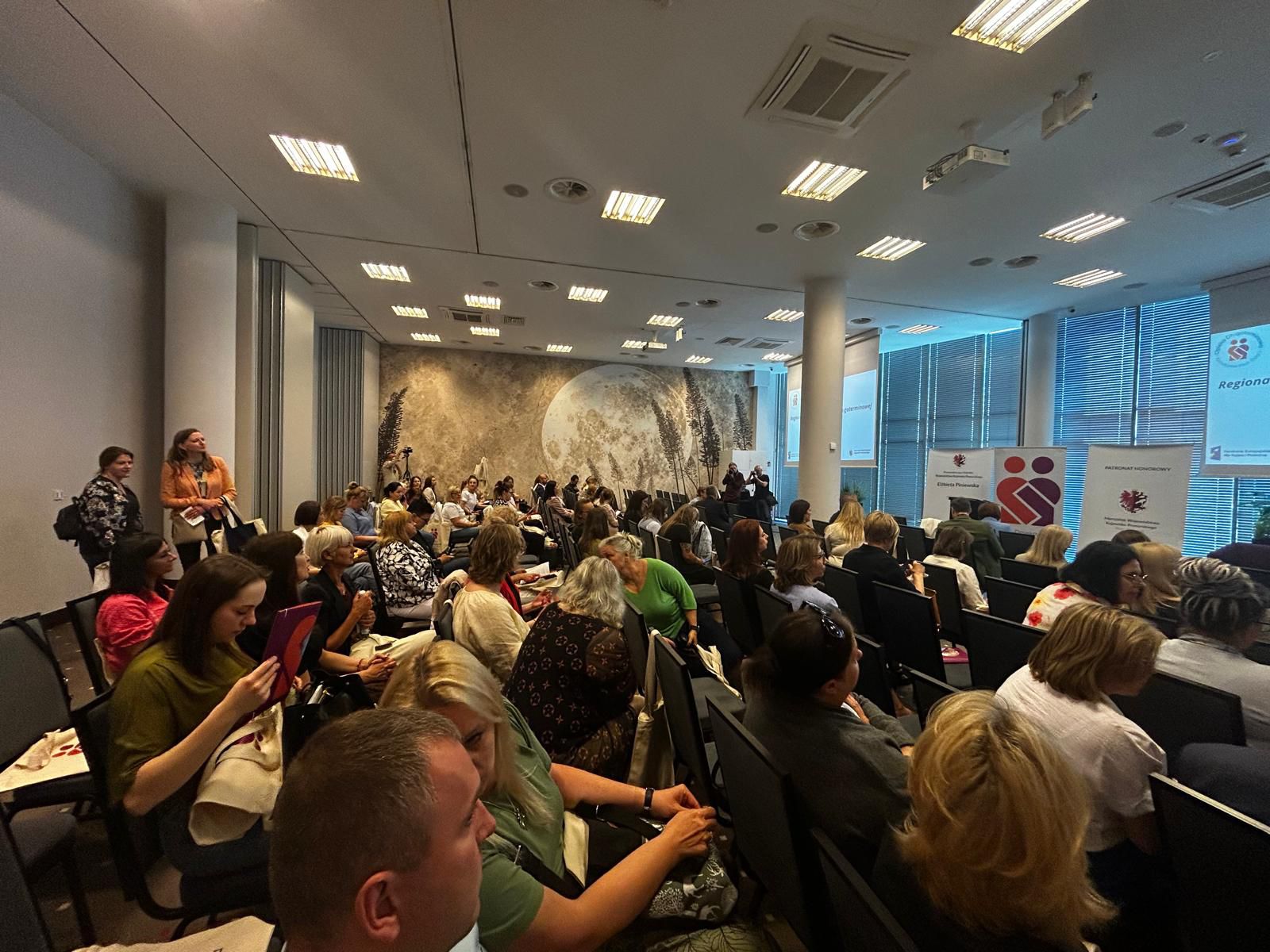 zdjęcie sala konferencyjna wypełniona słuchaczami