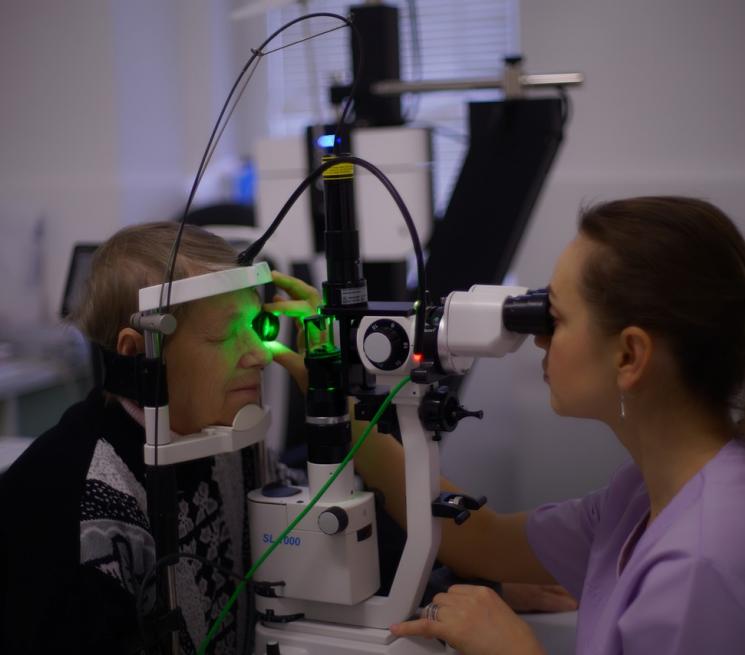 zdjęcie lekarka wykonuje komputerowe badanie wzroku starszej osobie