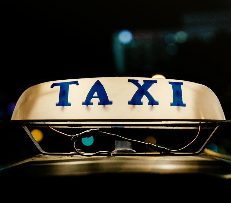zdjęcie zapalonego sygnalizatora taxi na samochodzie