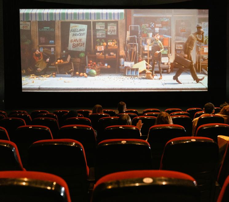 zdjęcie sali kinowej na ekranie wyświetlony jest film