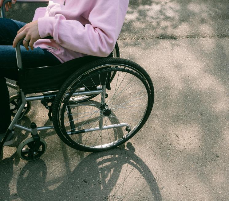 zdjęcie osoba siedzi na wózku inwalidzkim