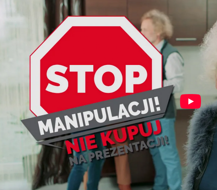 zdjęcie czołówki spotu starsza uśmiechająca się kobieta w okuarach po lewej stronie znak stop manipulacji