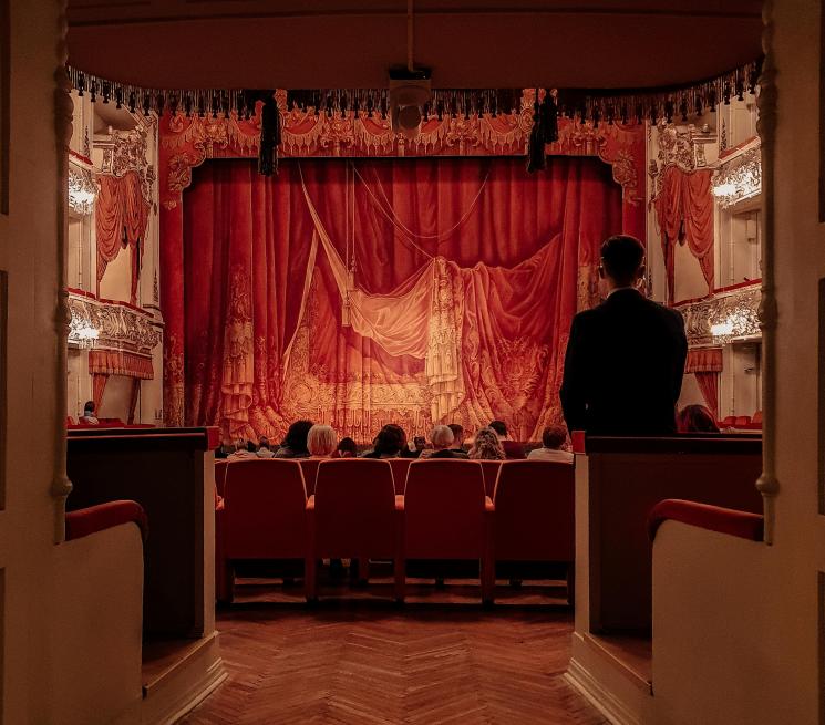 zdjęcie widok sali i widowni w teatrze upuszczona czerwona kurtyna