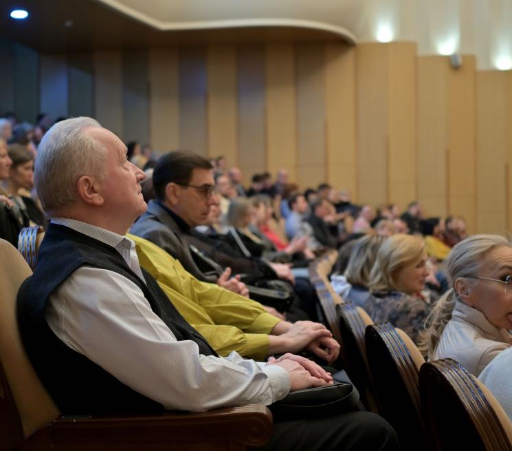 zdjęcie sala aula pełna ludzi osoby siedzą w rzędach krzeseł