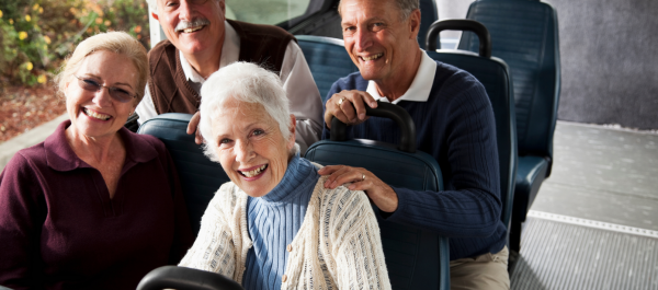 zdjęcie czworo seniorów siedzi w autobusie