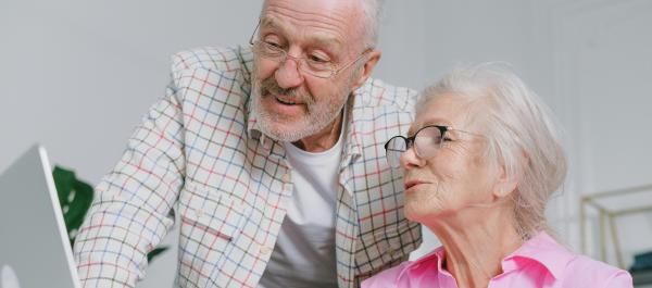 zdjęcie para seniorów ogląda coś na laptopie