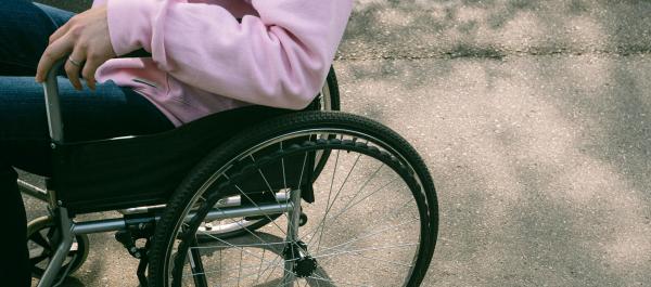 zdjęcie osoba siedzi na wózku inwalidzkim