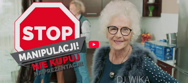 zdjęcie czołówki spotu starsza uśmiechająca się kobieta w okuarach po lewej stronie znak stop manipulacji