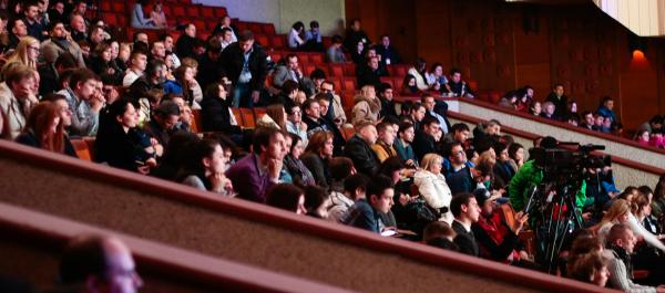 zdjęcie ludzie siedzący na widowni teatru/sali widowiskowej
