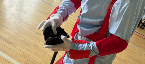 zdjęcie nastolatek w kombinezonie geriatrycznym trzymając laskę szuka pieniędzy w portfelu