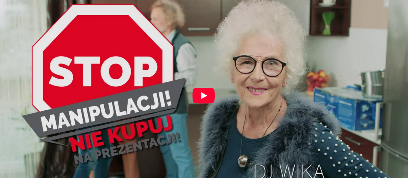 zdjęcie czołówki spotu starsza uśmiechająca się kobieta w okuarach po lewej stronie znak stop manipulacji