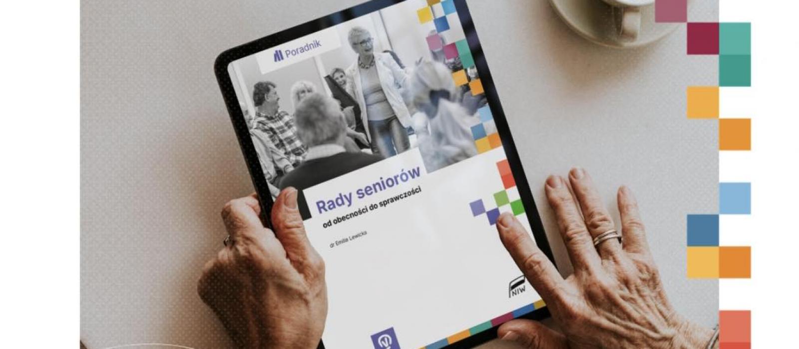 zdjęcie na tablecie wyświetla się okładka publikacji pt. "Rady seniorów – od obecności do sprawczości"