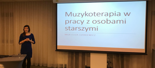 Foto. przedstawiające prelegentkę